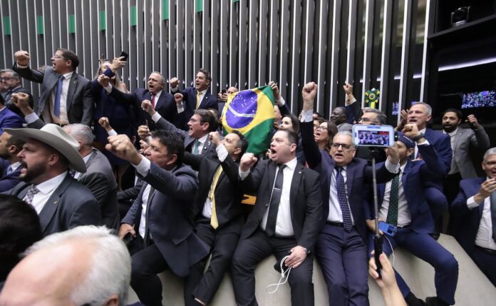 El-Congreso-de-Brasil-pretende-aparcar-la-amnistia-a-Bolsonaro.jpg