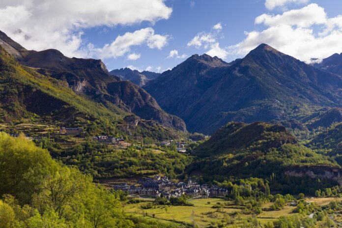 El-Pirineo-aragones-se-rebela-contra-la-falta-de-vivienda.jpg