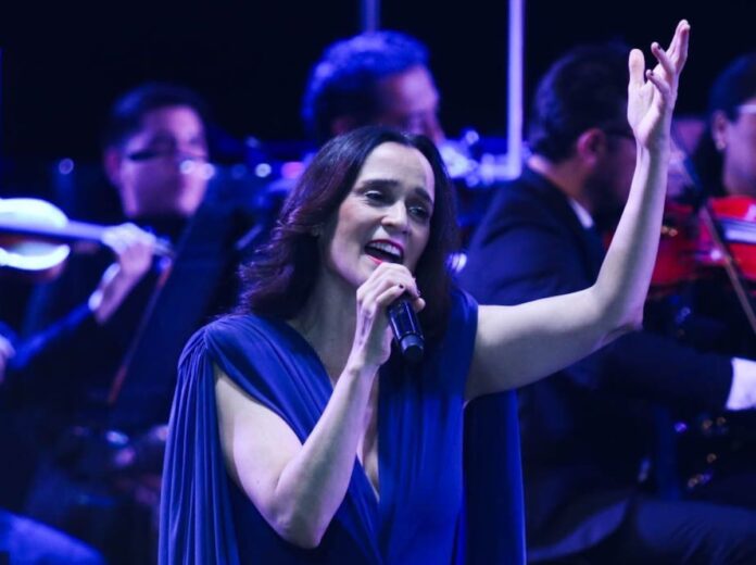 Julieta-Venegas-endulza-la-nostalgia-en-un-concierto-sinfonico-en.jpg